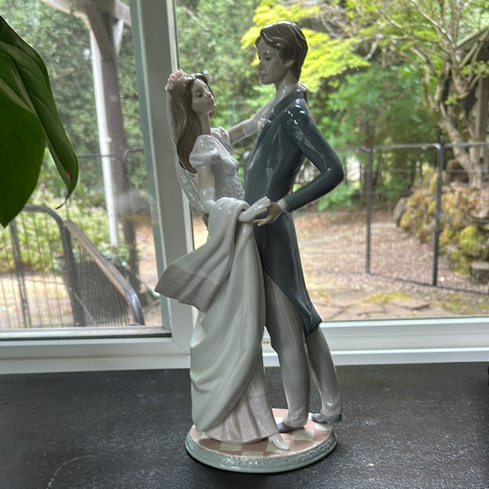 Lladró I Love
You Truly - Elegant Dancing Couple Figurine in White and Grey